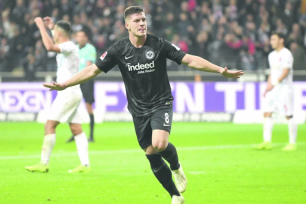 (VIDEO) KRATKO I JASNO: Jović poslao MOĆNU poruku navijačima Ajntrahta na predstavljanju u Frankfurtu!