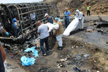 (FOTO) Užas u Meksiku! U sudaru autobusa i kamiona poginula 21 osoba!