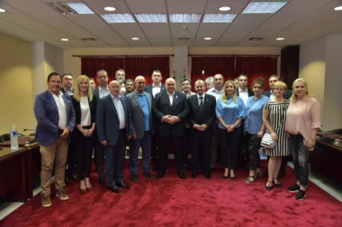 (FOTO) Palma u Kateriniju: I Grci da dignu glas protiv kosovskih taksi i stvaranja "velike Albanije"!