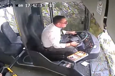 (VIDEO) Na autobus u pokretu palo ogromno stablo: Pogledajte kako je vozač reagovao!
