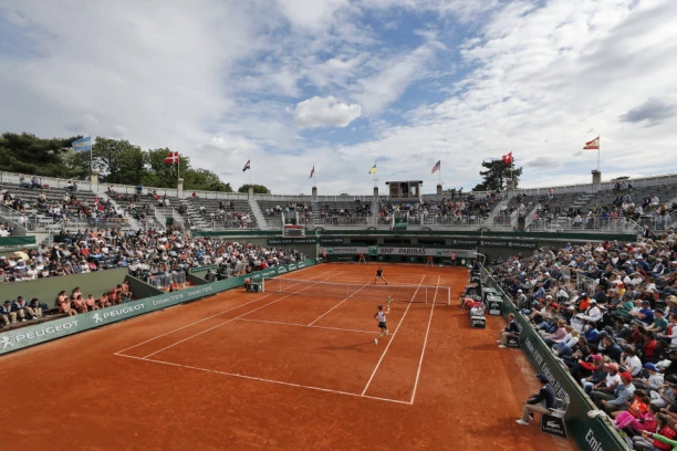 (FOTO) DRAMA U PARIZU: Peti nosilac u kolicima iznet sa terena