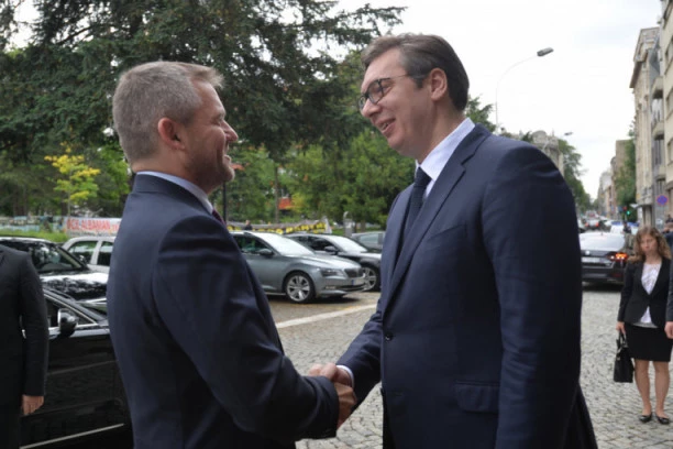 SVEČANI DOČEK ISPRED "PALATE SRBIJA"! Vučić dočekuje predsednika Slovačke Petera Pelegrinija!