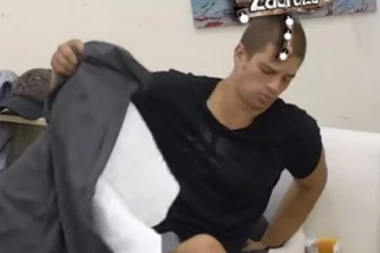 (HIT VIDEO) Petrući ustao sa povelikim organom u gaćama, a tek da vidite šta je Marko uradio kad ga je snašla ista situacija!