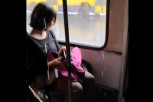 Sramota! Niko nije hteo da pomogne devojčici kojoj je pozlilo u autobusu u Novom Sadu! A, svi imali neki komentar!