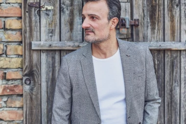 OČI SU TI ISPALE! Pričalo se da je pevač varao ženu sa 20 godina mlađom, a sada je priznao da ga je uhvatila u FLERTU SA KOLEGINICOM!