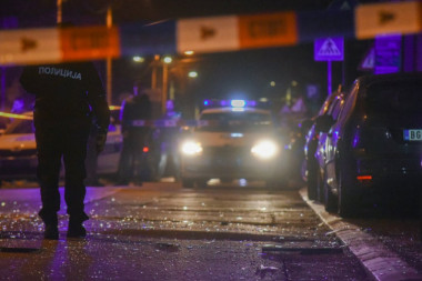 IZ AUTA GA IZVLAČILI VATROGASCI: Ozbiljan udes na Novom Beogradu, povređeno dvoje