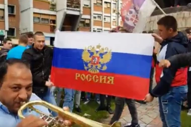 PRKOS SRPSKE MLADOSTI: Učenici u Mitrovici uz trubače i zastave Srbije i Rusije proslavili maturu