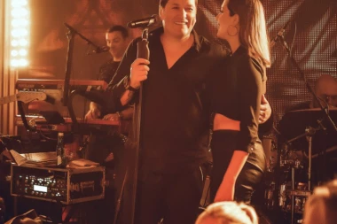 Posle deceniju i po zapevao u klubu: Aco Pejović zapalio Port, a novopečena mama mu se pridružila na bini!