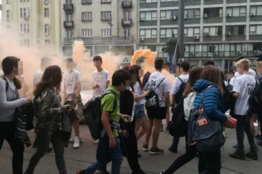 (FOTO) Beogradski osmaci uz BAKLJE proslavili završetak osnovnog školovanja