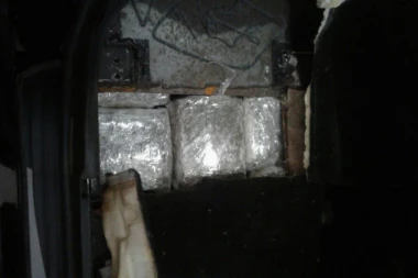 (FOTO) Prepravio šupljine ispod sedišta, al džabe, policajci mu našli "robu"