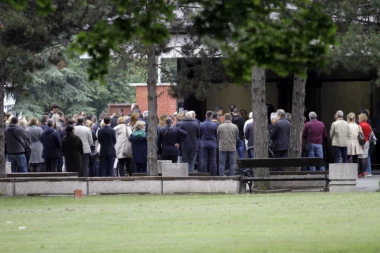 POSLEDNJI ISPRAĆAJ NA BEŽANIJSKOJ KOSI male Teodore i majke koja ju je bacila s terase