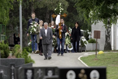 Od dece napravio siročiće, preti mu 15 godina: Sahranjena Jelena Spasić (52), koju je muž zaklao