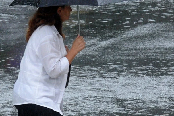 Novo upozorenje RHMZ! Sklonite se na vreme, kroz par sati počinje pljusak