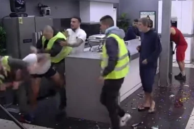 (VIDEO) Oborili ga na pod, trojica ga držala: Neviđena tuča u "Zadruzi 2", povređen član obezbeđenja!