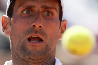 (VIDEO) Takmičenje nije prestalo: Novak uz pomoć TIGANJA igra tenis kod kuće