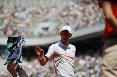 ĐOKOVIĆ DOMINIRA: Italijan počišćen sa terena