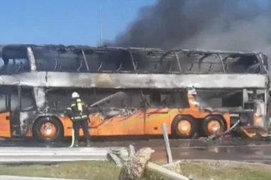 (VIDEO) DRAMA NA MAKEDONSKOJ GRANICI: Zapalio se novosadski autobus pun putnika!