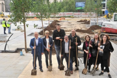 (FOTO) Goran Vesić i Ljiljana Kapor posadili prva stabla na Trgu Republike!