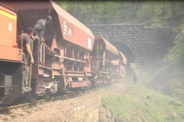 Vandali ne miruju: Kamenovan teretni voz u Batajnici