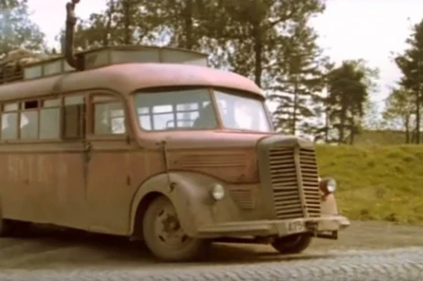 (VIDEO) "Da se ja pitam, ja bih proterao"! Prelazio preko mosta pa se survao, dalje nije mogao