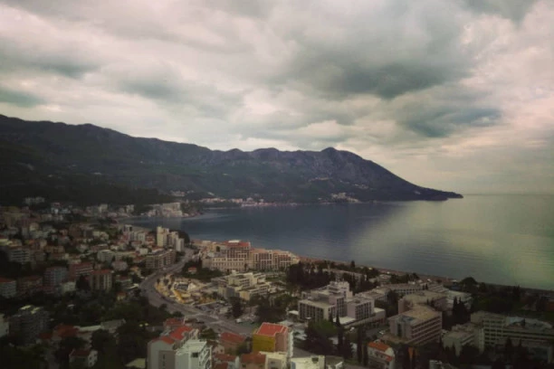MEĐU OTROVANIM TURISTIMA U BUDVI SKORO 40 HRVATA: Svi smo se razboleli i završili u bolnici!