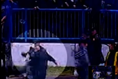 (VIDEO) Goloruk krenuo na policiju dok ostali navijači beže