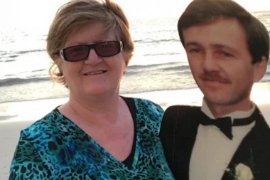 (FOTO) Tuga! Muž joj umro od raka, pa putuje svetom sa njegovim likom na kartonu