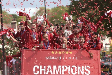 (FOTO) Žurka ŠAMPIONA: Liverpul obojen u crveno