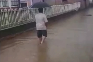 (VIDEO) Voda do kolena, al' bukvalno: Leskovac pogodilo silno nevreme, pogledajte razmere potopa