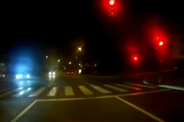 (VIDEO) Užasan snimak iz Mirijeva kruži društvenim mrežama: Bahati vozač sa 60 na sat "kroz crveno"