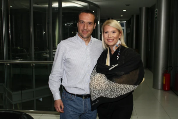 KOMŠIJE DEE ĐURĐEVIĆ IZNELE SVE U JAVNOST: Voditeljka šeta u staroj odeći, bez šminke, a svi misle da ona i Mladen FOLIRAJU LJUBAV!