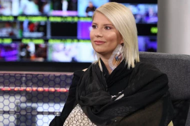 LEKARI SAOPŠTILI STRAVIČNE VESTI DEI ĐURĐEVIĆ! Voditeljka odlučila da se krije od svih tada, mislila je da će UMRETI sama!