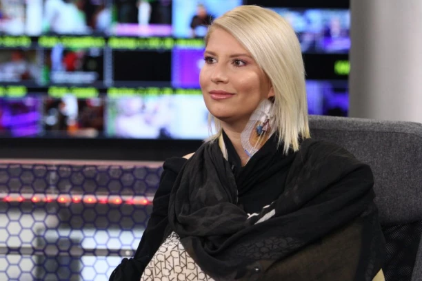 LEKARI SAOPŠTILI STRAVIČNE VESTI DEI ĐURĐEVIĆ! Voditeljka odlučila da se krije od svih tada, mislila je da će UMRETI sama!