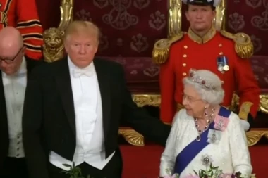 (VIDEO) Hteo da pomazi kraljicu ili je pridrži da ne padne? Tramp OVAKO prekršio protokol u Bakingemskoj palati