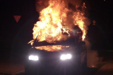 (FOTO) Saobraćajka kod aerodroma: Automobil se zapalio nakon sudara