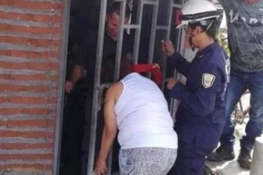 (FOTO) HIT, HIT, HIT!!! Pući ćete od smeha: Žena špijunirala komšije, pa joj se glava zaglavila u ogradi!