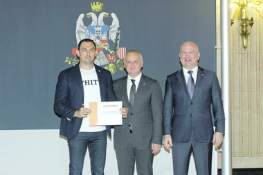 ZAVRŠNI ČIN TRADICIONALNE MANIFESTACIJE KOJA ČUVA SEĆANJE NA HEROJE: Priznanje Besmrtnog puka redakciji Srpskog telegrafa