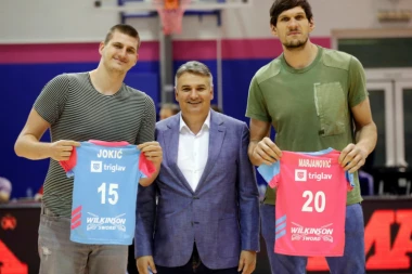 (FOTO) HIT: Njih dvojica se ne odvajaju, Jokić bukvalno držao sveću Marjanovićima, dok se oni...
