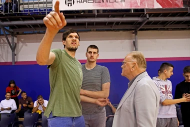 (VIDEO) Svi beže iz sela, a Bobi...On vozi traktor