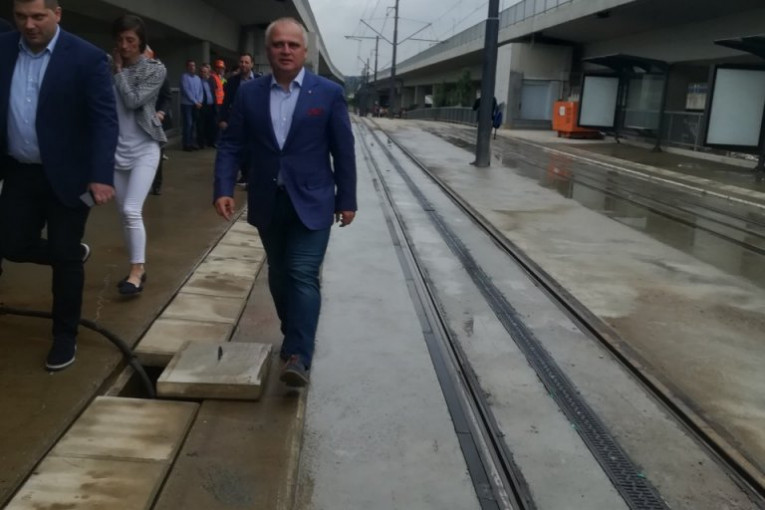 (VIDEO) Prvi tramvaj prošao preko Mosta na Adi, probnoj vožnji prisustvovao i Goran Vesić