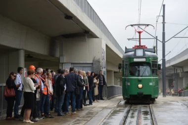 Nakon što je iskočio iz šina na Mostu na Adi! Saobraćaj tramvaja na liniji 13 biće normalizovan večeras