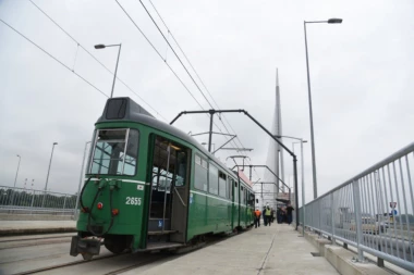 Iskočio tramvaj iz šina na Mostu na Adi, ima povređenih
