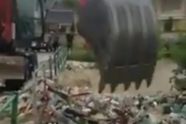 (VIDEO) Da li smo tolika stoka postali?! Pogledajte šta u Novom Pazaru rade sa smećem koje su izbacile poplave