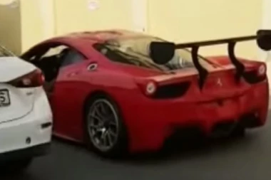 PA GDE GLEDAŠ ČOVEĆE: Parkirao je Porše, otvorio vrata, a onda je naišla Mazda (VIDEO)