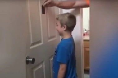 (VIDEO) Novi bizaran izazov: Deca lupaju glavom o vrata za novac?!