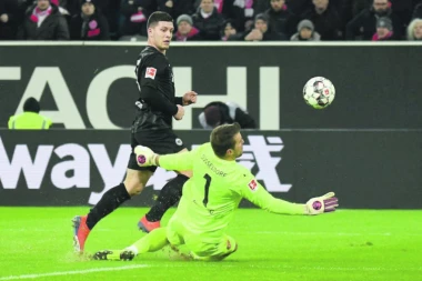 U Madridu totalno odlepili za Lukom: Jović na meti paparaca!