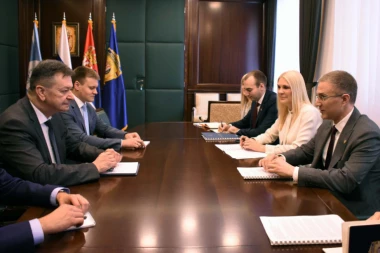 Stefanović na sastanku sa predstavnicima Interpola