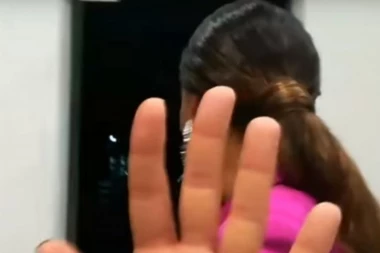 Momentalno prekinula intervju: Poznata pevačica pobesnela kada su joj postavili pitanje o katalogu sa prostitutkama!