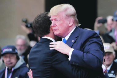 Trampov kiseli osmeh za Makrona