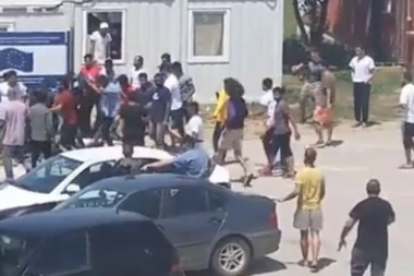 (VIDEO) Šorka! Nova masovna tuča migranata u Velikoj Kladuši
